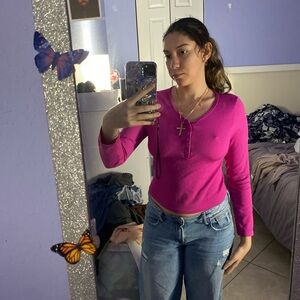 Bright pink mid long sleeve shirt
Stretchy